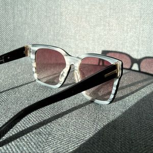 Gorgeous CHANEL grey marble shell sunglasses with case